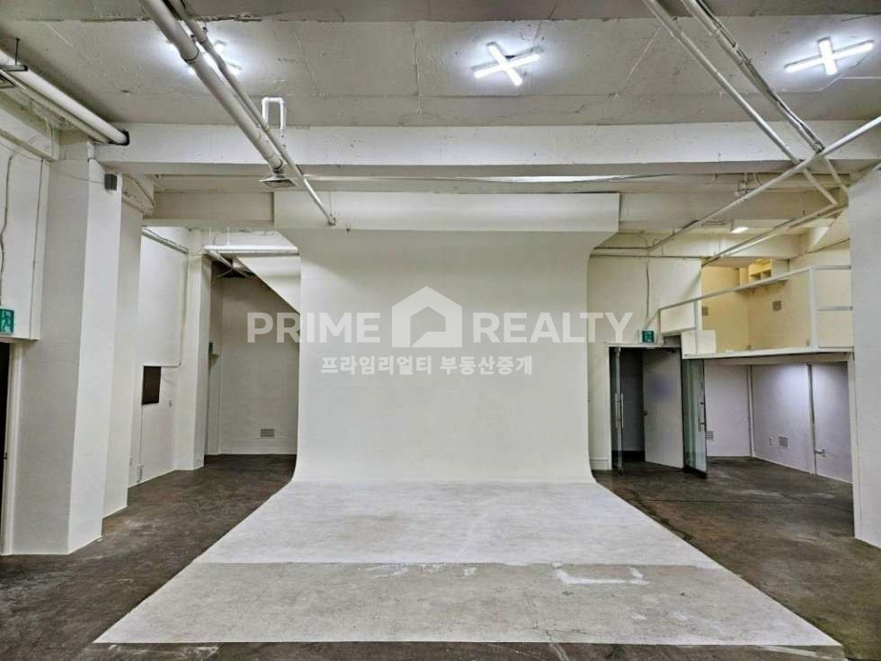 서울 강남구 신사동 압구정역 스튜디오 임대 · 층고 4.5m · 단독 출입구 · 전용 60평 월세 매물번호 10657 사진 1