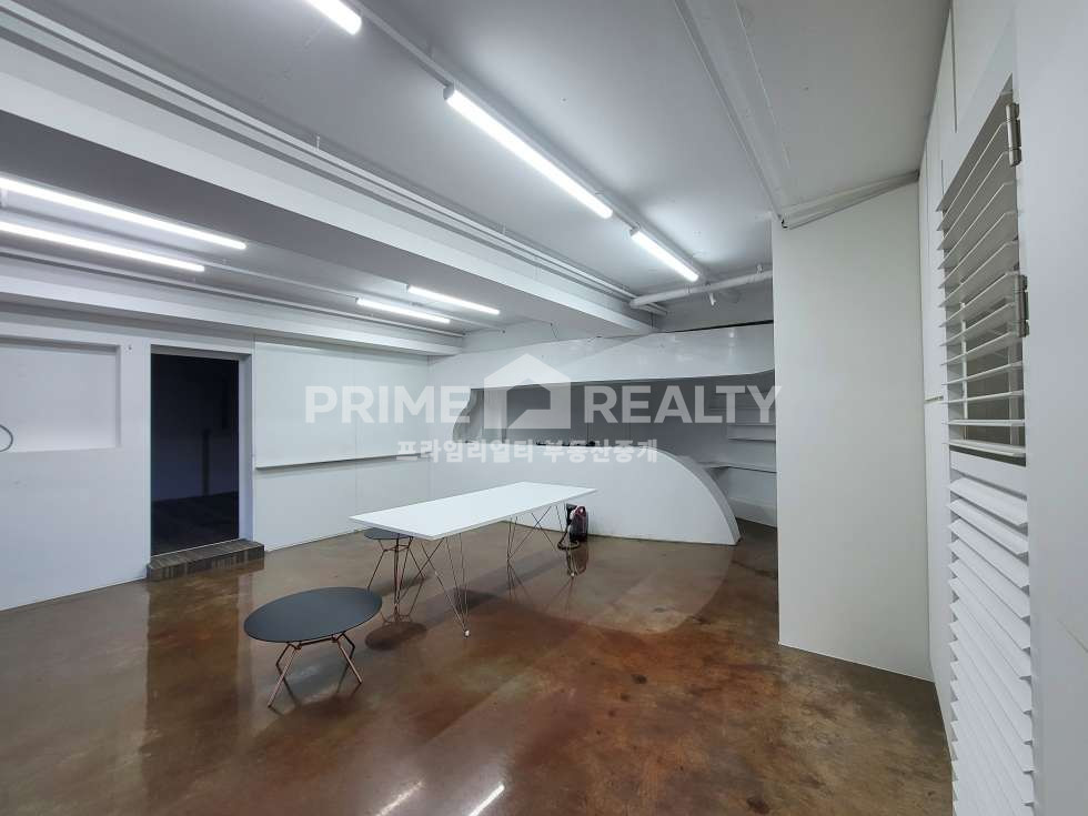 서울 강남구 신사동 신사동 사무실 임대 · 을지병원사거리 · S급 인테리어 · 단독층 34평 월세 매물번호 10653 사진 1