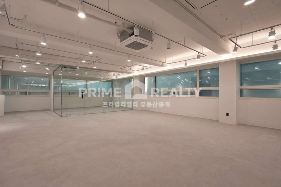 서울 강남구 논현동 논현역 도보5분 A급 인테리어 사무실 · 전용46평 · 채광 우수 강남사무실임대 월세 매물번호 10641 사진 2