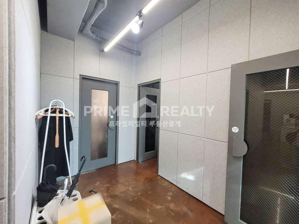 서울 강남구 신사동 신사동 감성 오피스 전층 단독 + 테라스형 공간, 주차 1대 무료 월세 매물번호 10573 사진 1