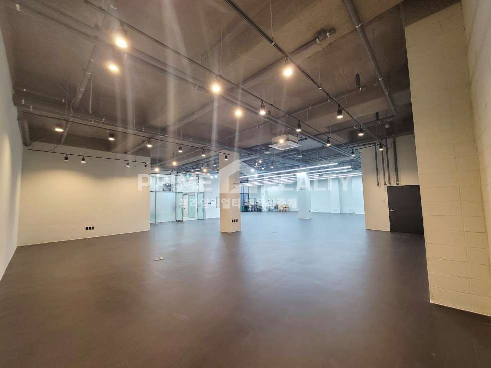서울 강남구 신사동 트렌디 감성 공간 층고 높은 신축 , 전시·카페·스튜디오 가능 월세 매물번호 10569 사진 1