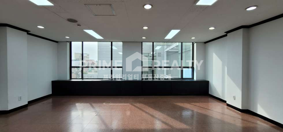 서울 강남구 논현동 도산공원 사거리 대로변 채광 좋은 22평 A급 오피스 공간 논현동 사무실 임대 강남소형사무실임대 월세 매물번호 10507 사진 1
