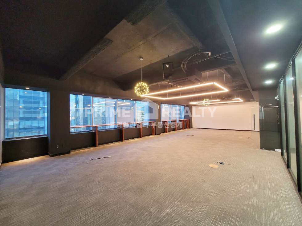 서울 강남구 역삼동 역삼역 바로 앞 │ 전용 102평 SS급 인테리어 대형 사무실 강남 테헤란로 대로변 사무실 임대 월세 매물번호 10746 사진 1