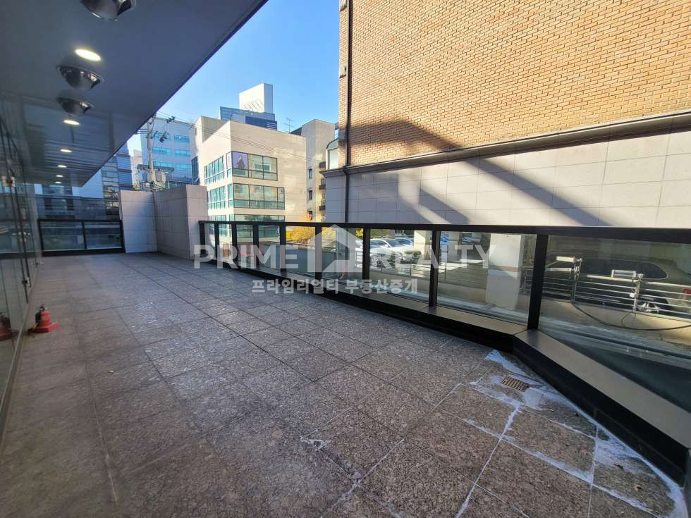 서울 강남구 신사동 신사동 프라임급 2층 사무공간 — 전용 출입구·테라스·연층 사용 가능 월세 매물번호 10568 사진 3